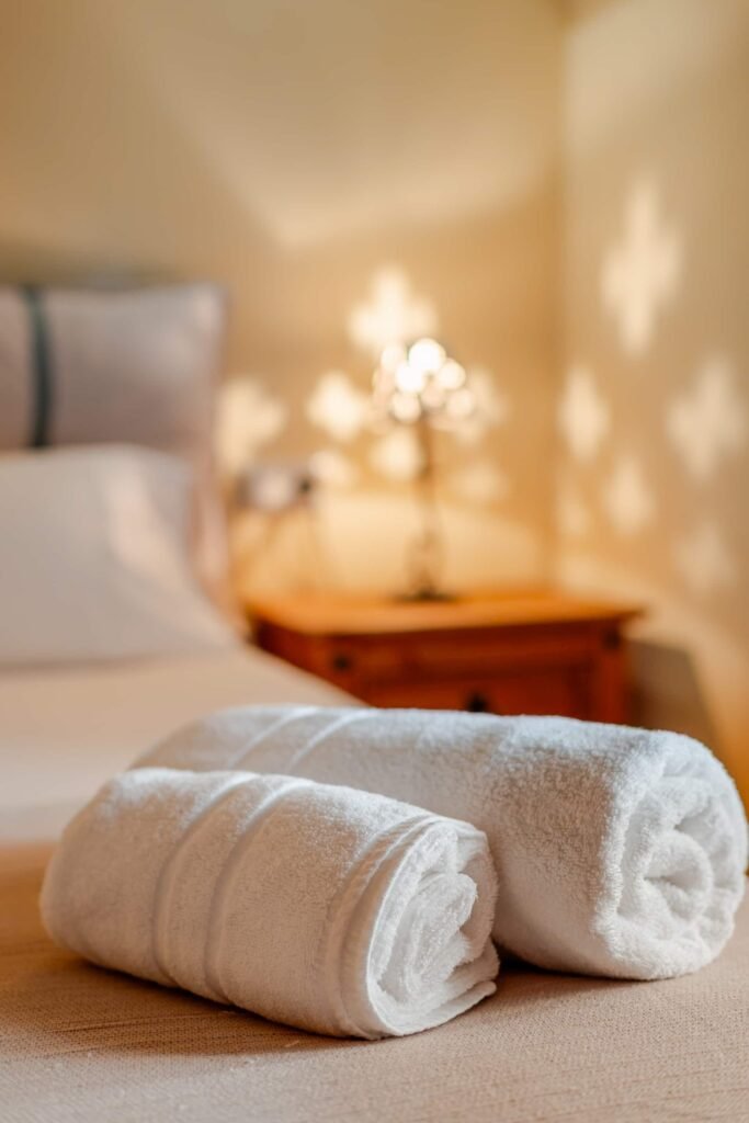 Gefaltete Handtücher auf dem Bett im Hauptschlafzimmer von Casa Rural Castalla