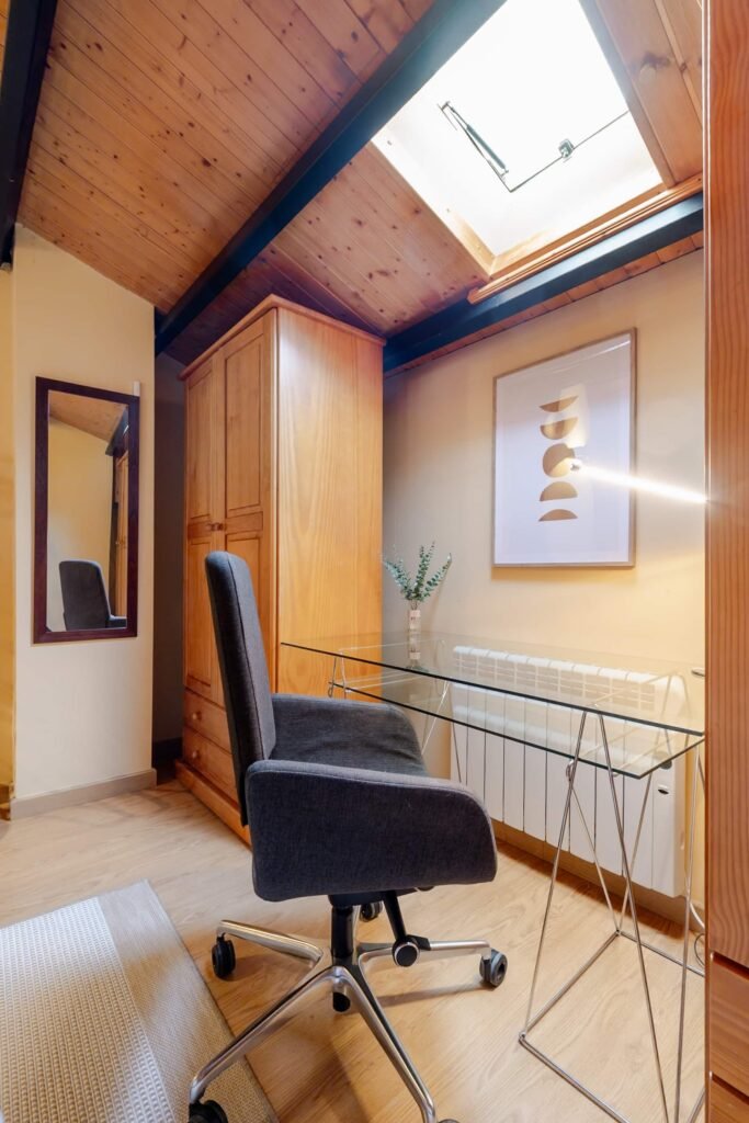 Espace de travail des combles de Casa Rural Castalla avec bureau, chaise ergonomique et puits de lumière