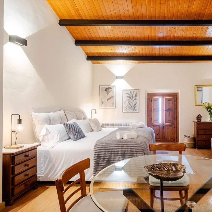 Appartement de l’hébergement pour professionnels à Castalla, avec lit double, table à manger et plafond à poutres apparentes