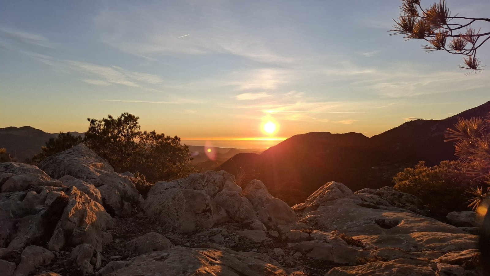 Zonsopgang boven het binnenland van Alicante nabij Casa Rural Castalla