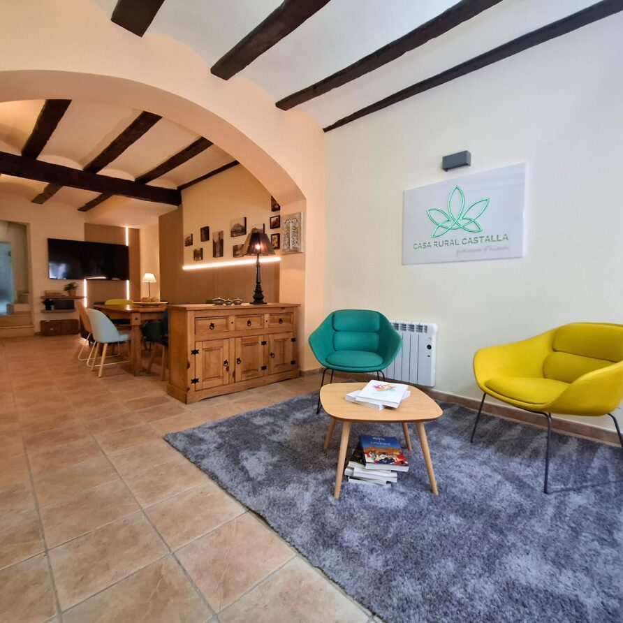 a room with a table and chairs en el hotel en castalla - casa rural castalla