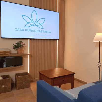 Alojamiento en castalla Amplio salon com pantalla para presentaciones de trabajo en castalla (1)