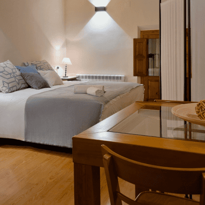 Habitación acogedora con decoración rústica-moderna de Casa Rural Castalla