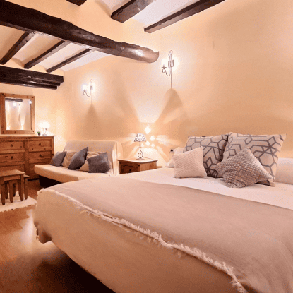 Habitación amplia con vigas de madera en Casa Rural Castalla