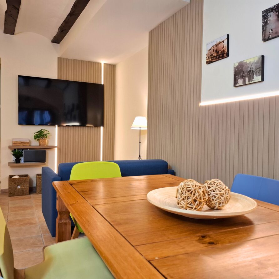 Salón comedor con mesa grande en Casa Rural Castalla