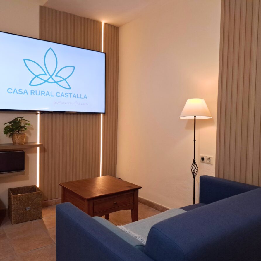 Salón con smart TV en Casa Rural Castalla