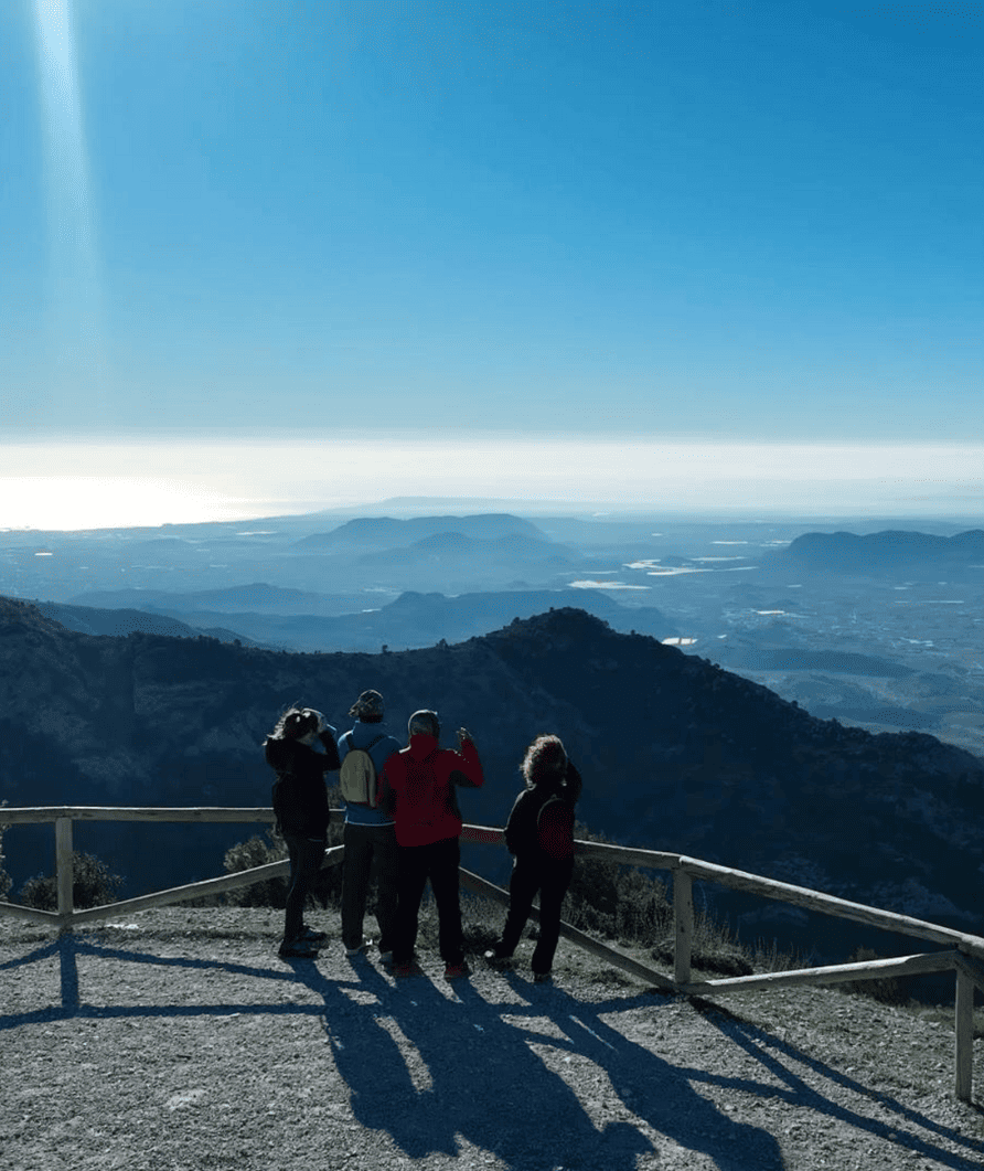 Senderistas en el Balcón de Alicante, Maigmó