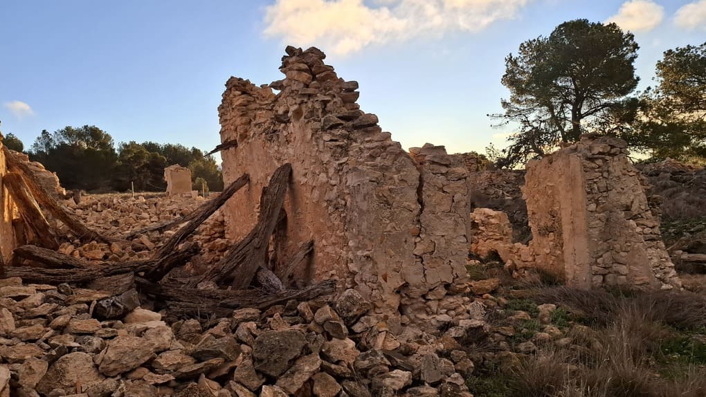 Muros de piedra de Planisses en el interior alicantino