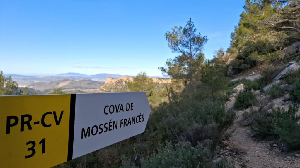 Panorámica desde el mirador de la Cova de Mossén Francés con montañas y valles en la Sierra del Maigmó.
