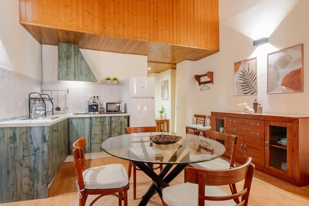 Cocina y comedor del apartamento de Casa Rural Castalla bajo el techo de madera