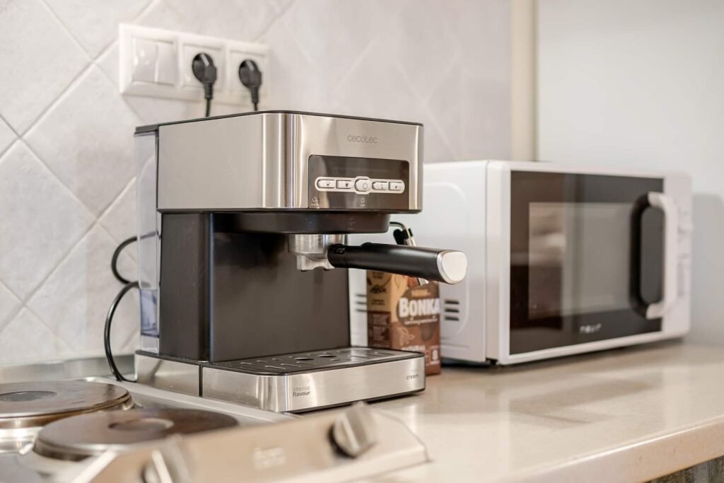 Cafetera y microondas en la encimera de la cocina del apartamento de Casa Rural Castalla