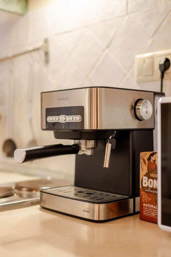 Cafetera espresso en la cocina del apartamento de Casa Rural Castalla