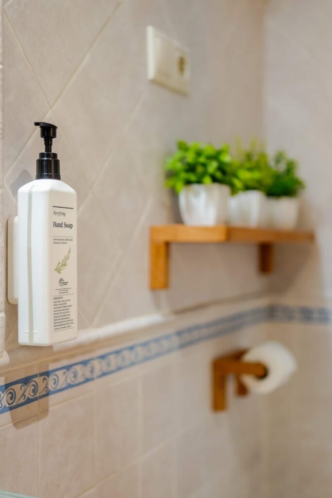 Jabón y plantas sobre una balda de madera en el baño principal de Casa Rural Castalla