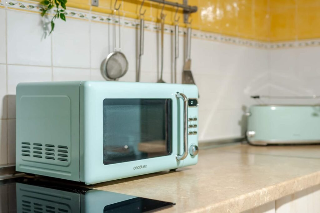 Microondas y tostadora de estilo retro en verde menta en la cocina de Casa Rural Castalla