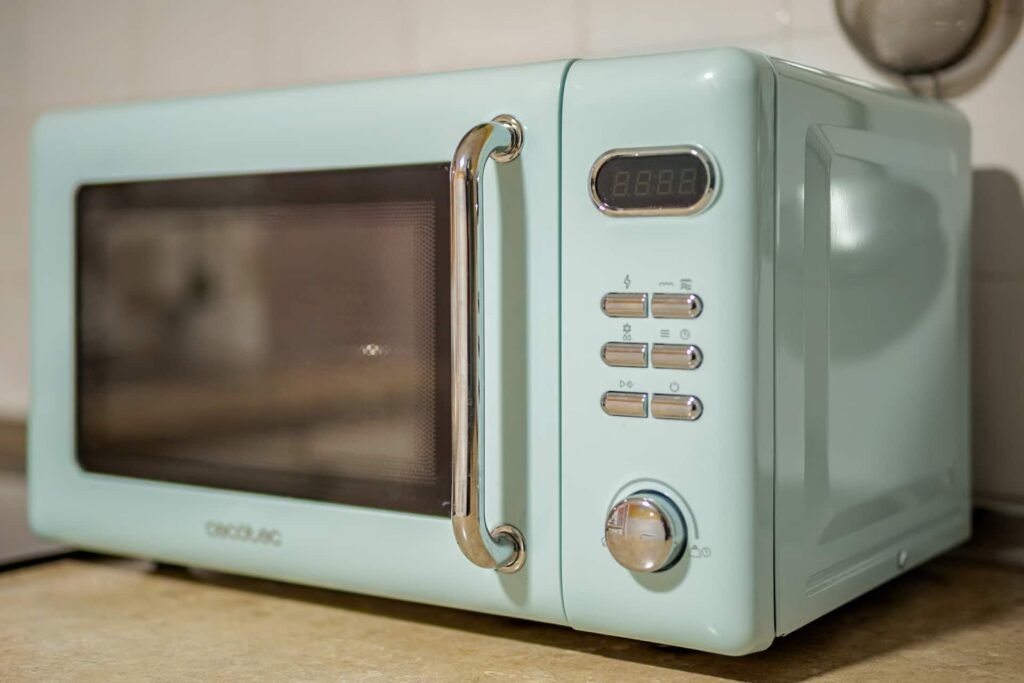 Detalle del microondas retro sobre la encimera de la cocina de Casa Rural Castalla
