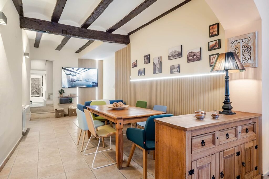 Comedor de Casa Rural Castalla con mesa grande para todo el grupo, aparador y televisión